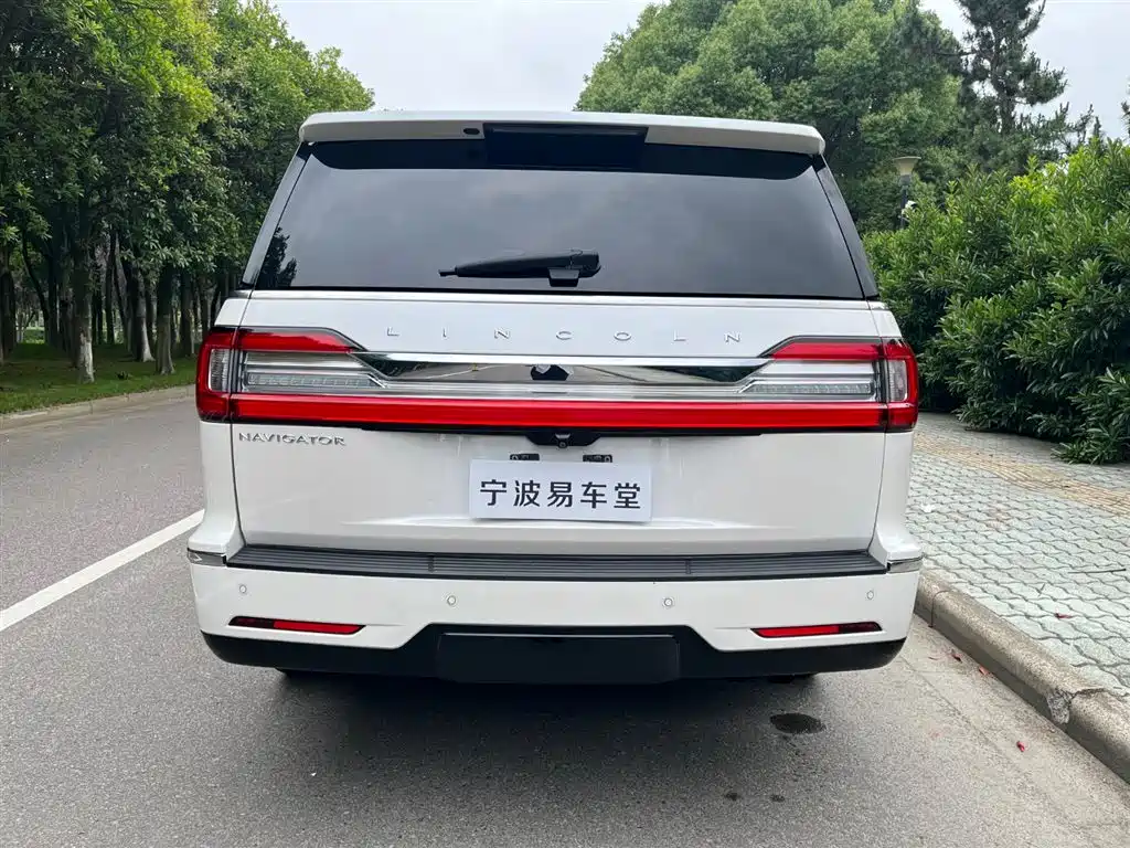 Lincoln Navigator 2018 — фото 20
