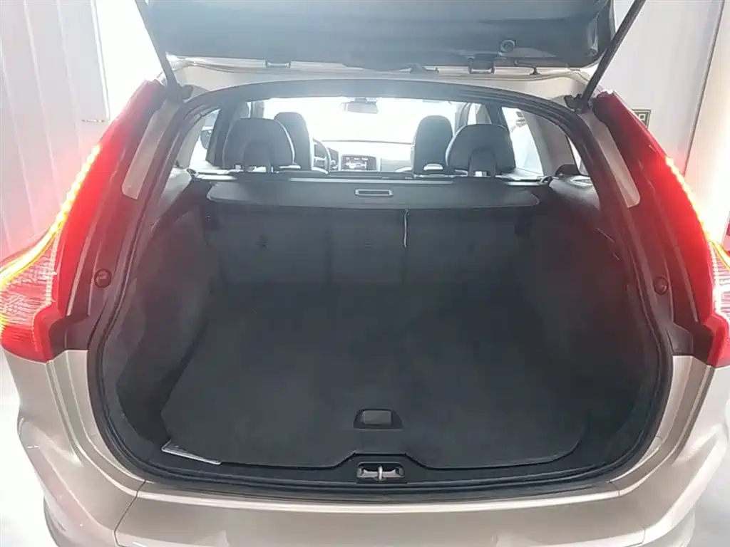 Volvo XC60 2017 — фото 19