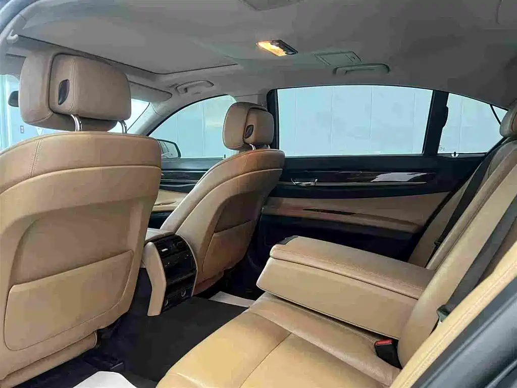 BMW 7 Series 2013 — фото 18