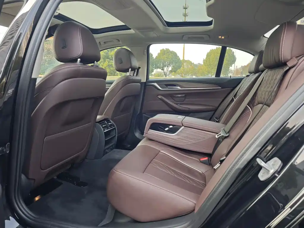 BMW 5 Series 2018 — фото 10