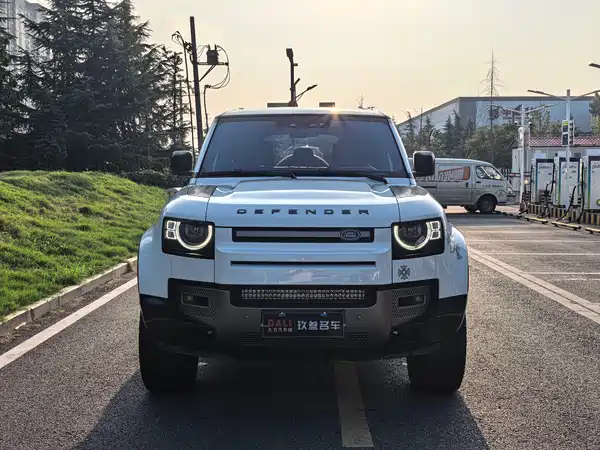 Land Rover Defender 2024