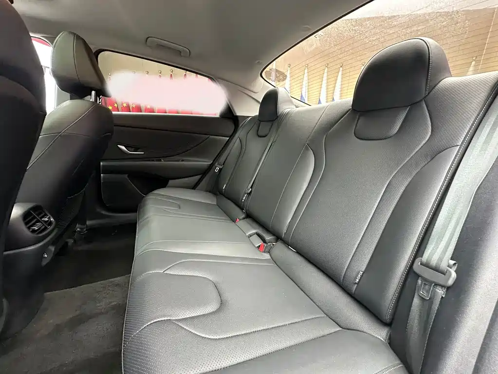 Hyundai Elantra 2023 — фото 17