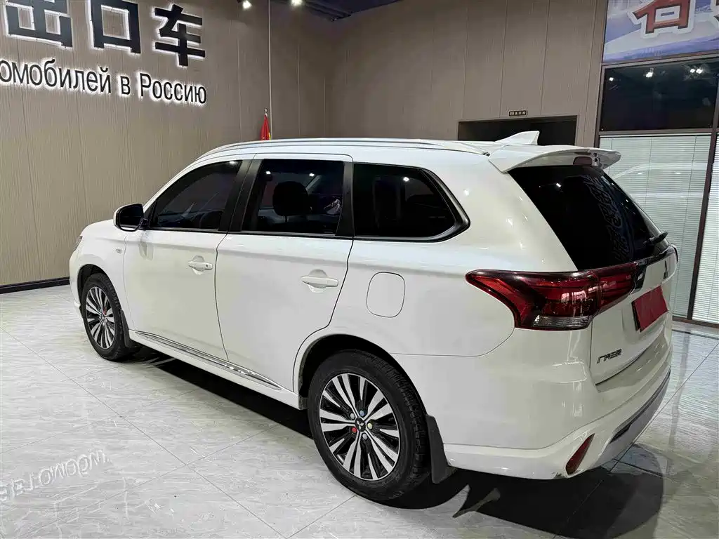 Mitsubishi Outlander 2022 — фото 6