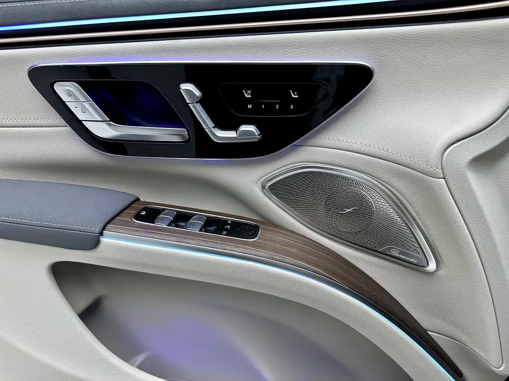 Mercedes-Benz EQS SUV 2023 — фото 18