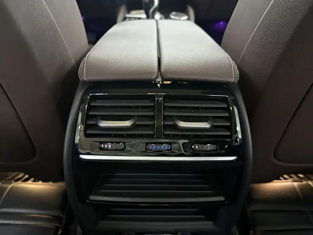 BMW 5 Series 2018 — фото 20