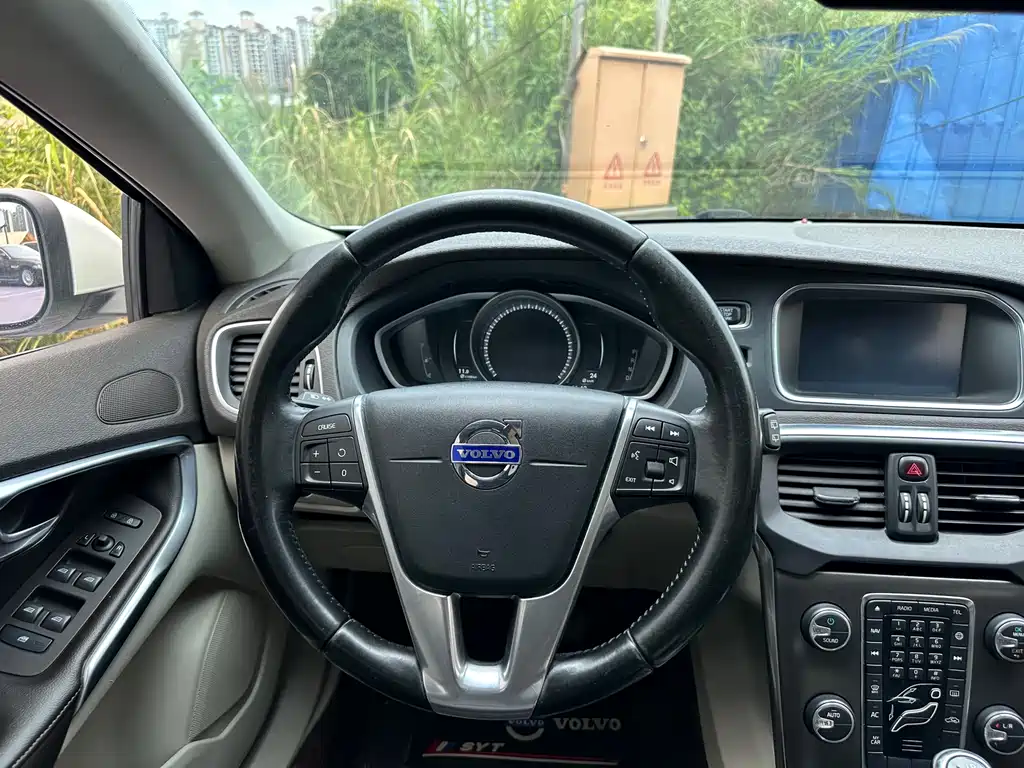 Volvo V40 2015 — фото 10