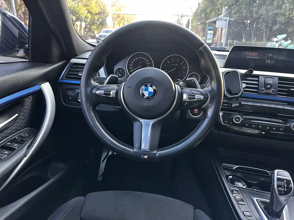 BMW 3 Series 2018 — фото 10