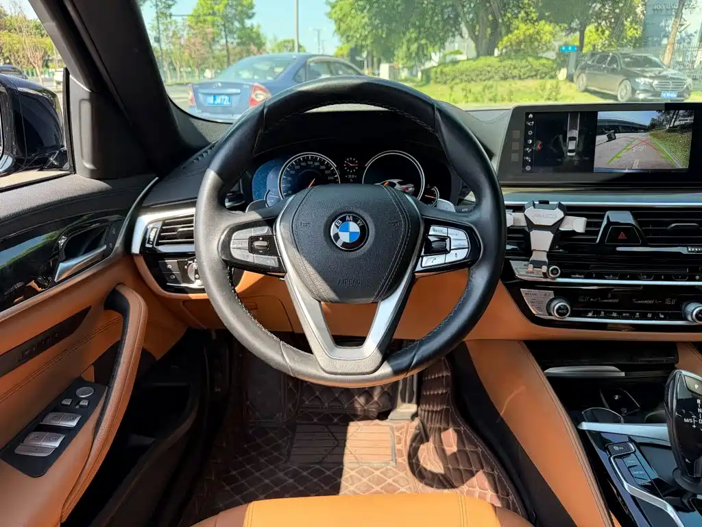 BMW 5 Series 2018 — фото 14