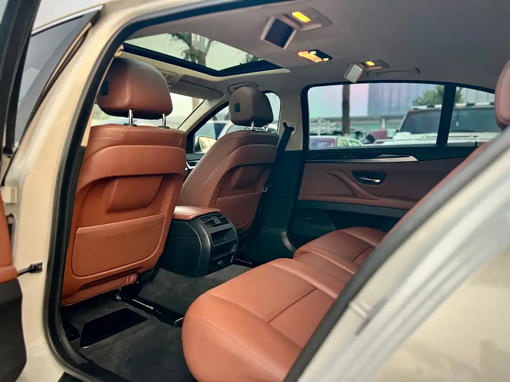 BMW 5 Series 2015 — фото 28