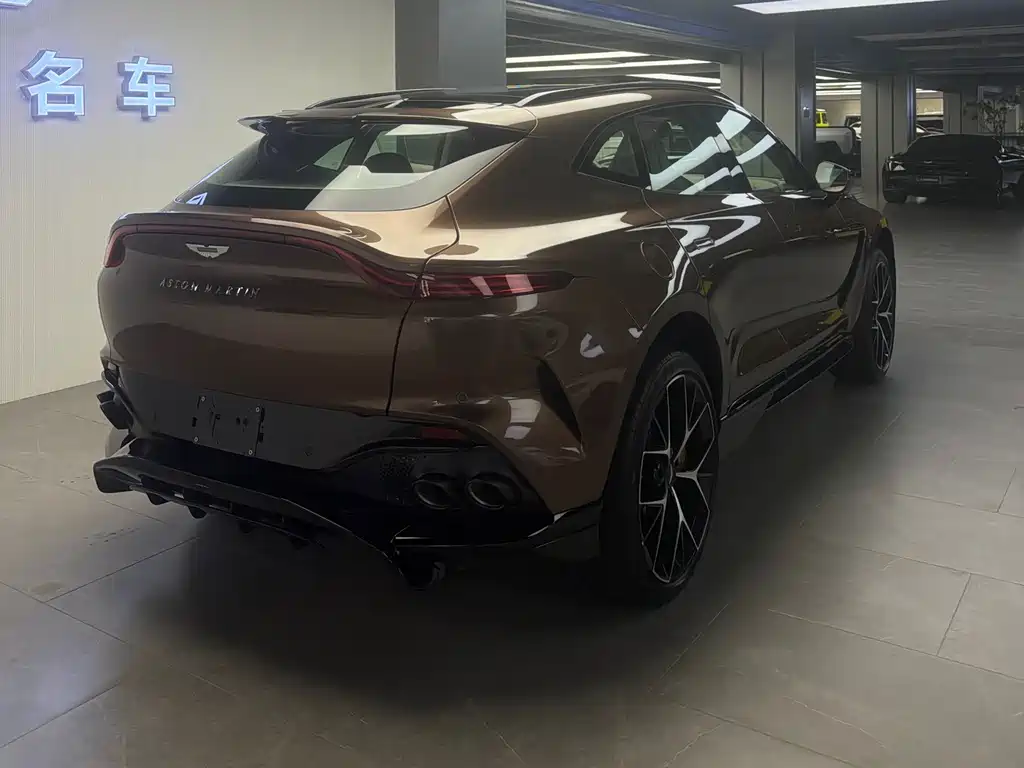 Aston Martin DBX 2025 — фото 17