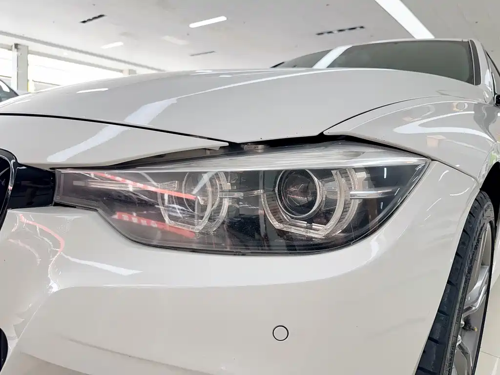 BMW 3 Series 2018 — фото 16