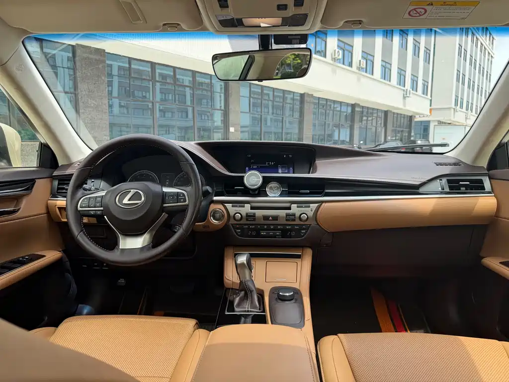 Lexus ES 2015 — фото 11