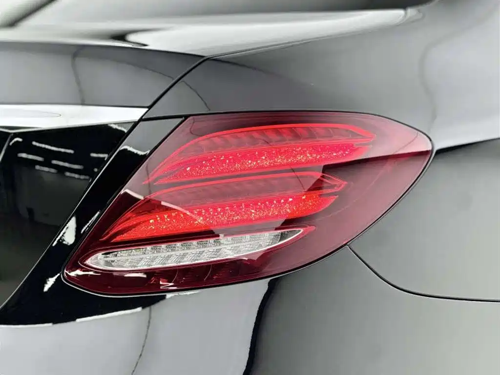 Mercedes-Benz E-Class 2019 — фото 16