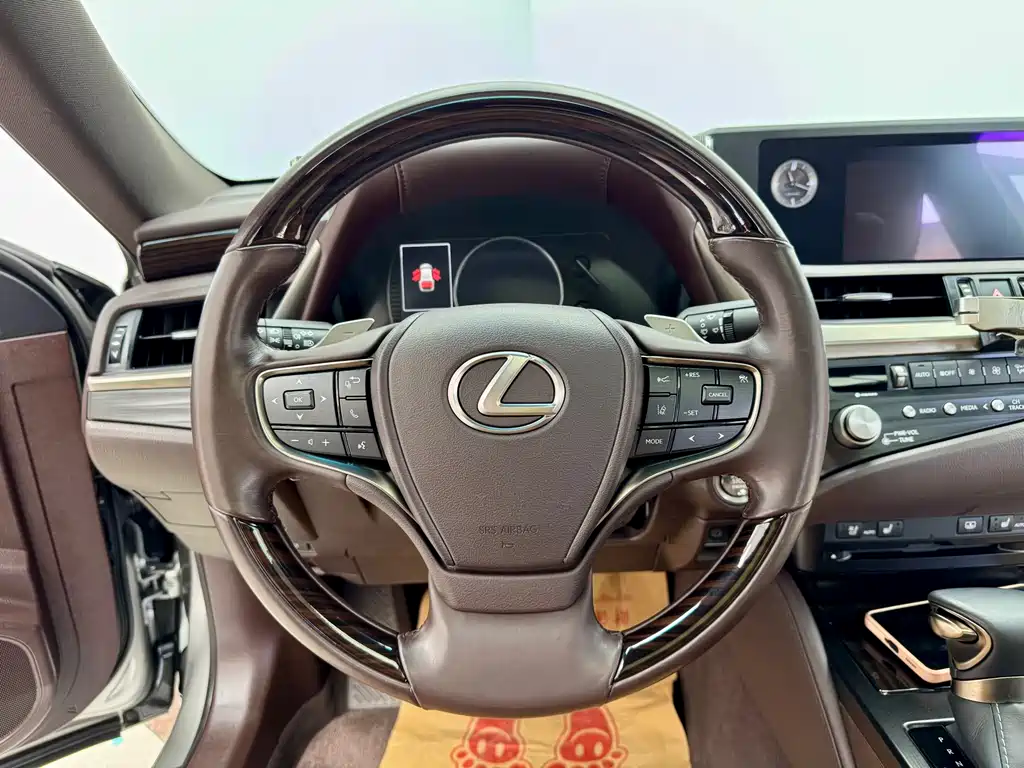 Lexus ES 2021 — фото 17