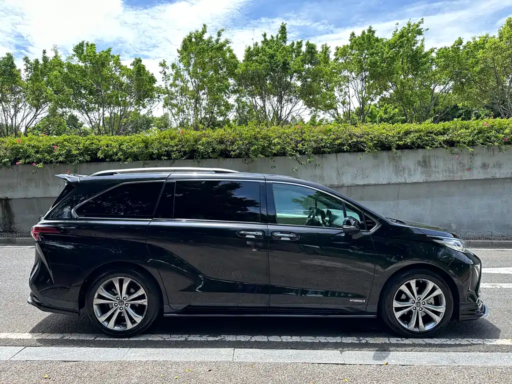 Toyota Sienna 2023 — фото 18