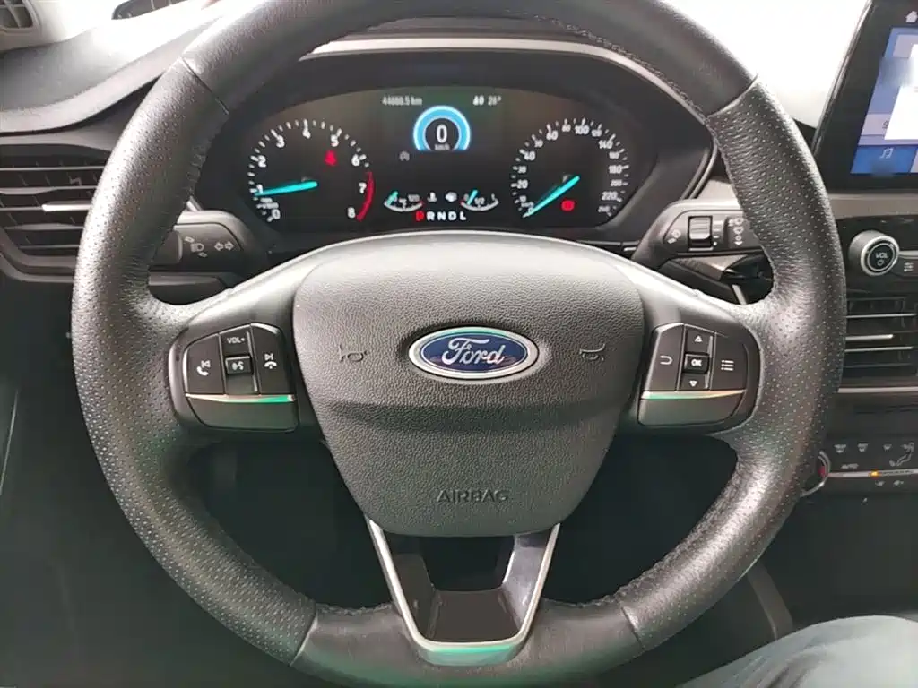 Ford Focus 2019 — фото 11