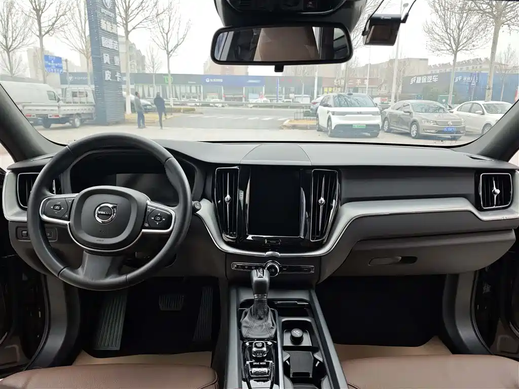 Volvo XC60 2021 — фото 11