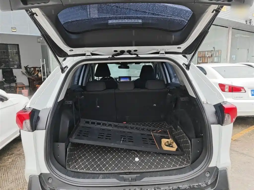 Toyota RAV4 2021 — фото 19