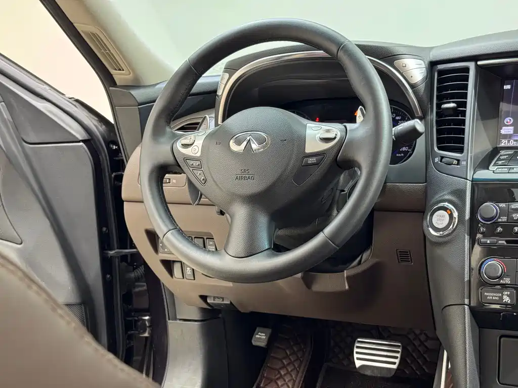 Infiniti QX70 2014 — фото 16