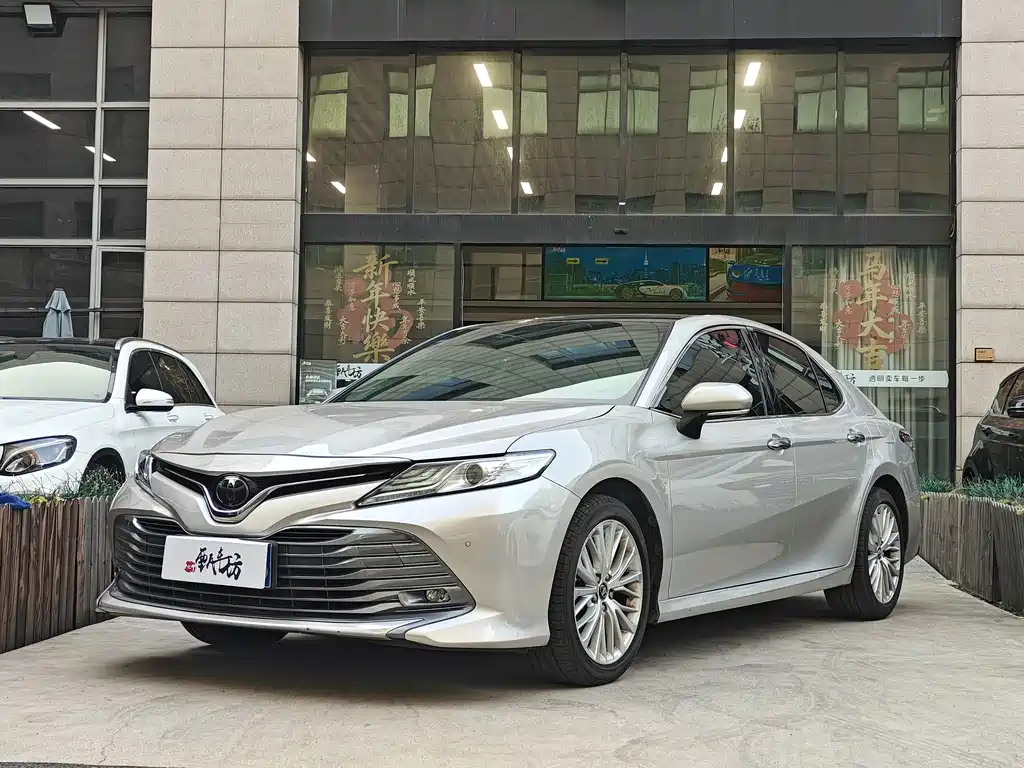 Toyota Camry 2019 — фото 1