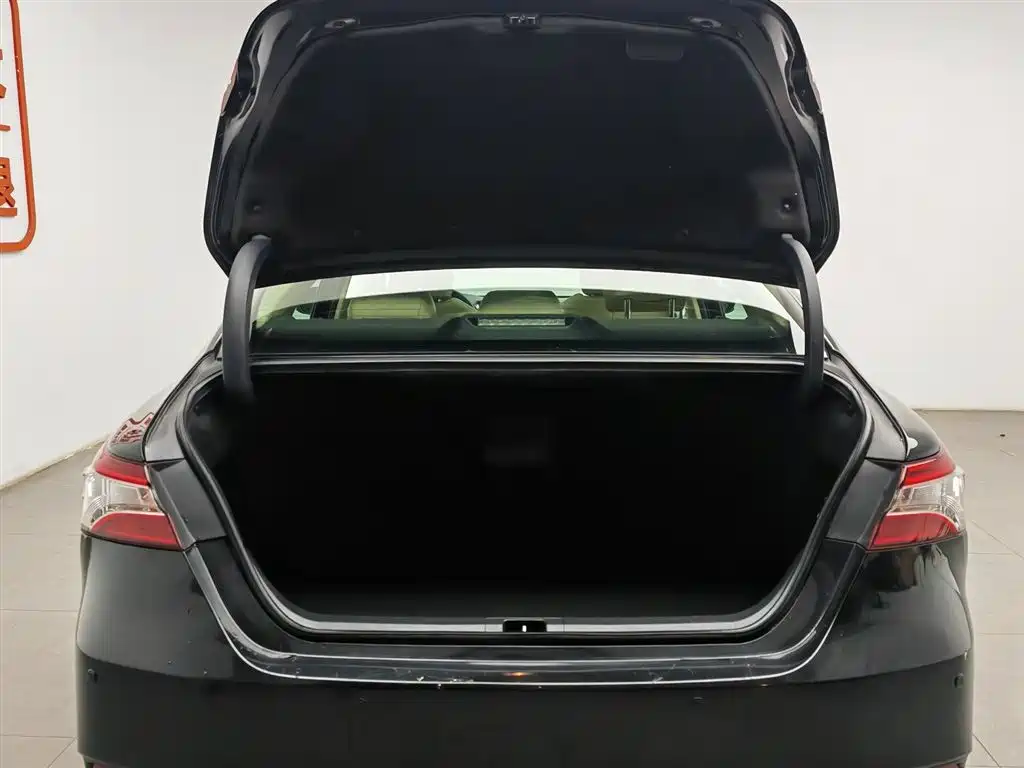 Toyota Camry 2018 — фото 16