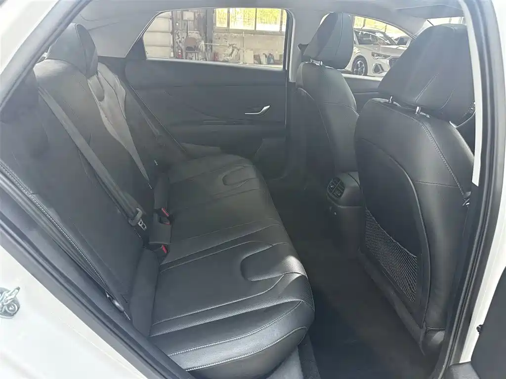 Hyundai Elantra 2023 — фото 30