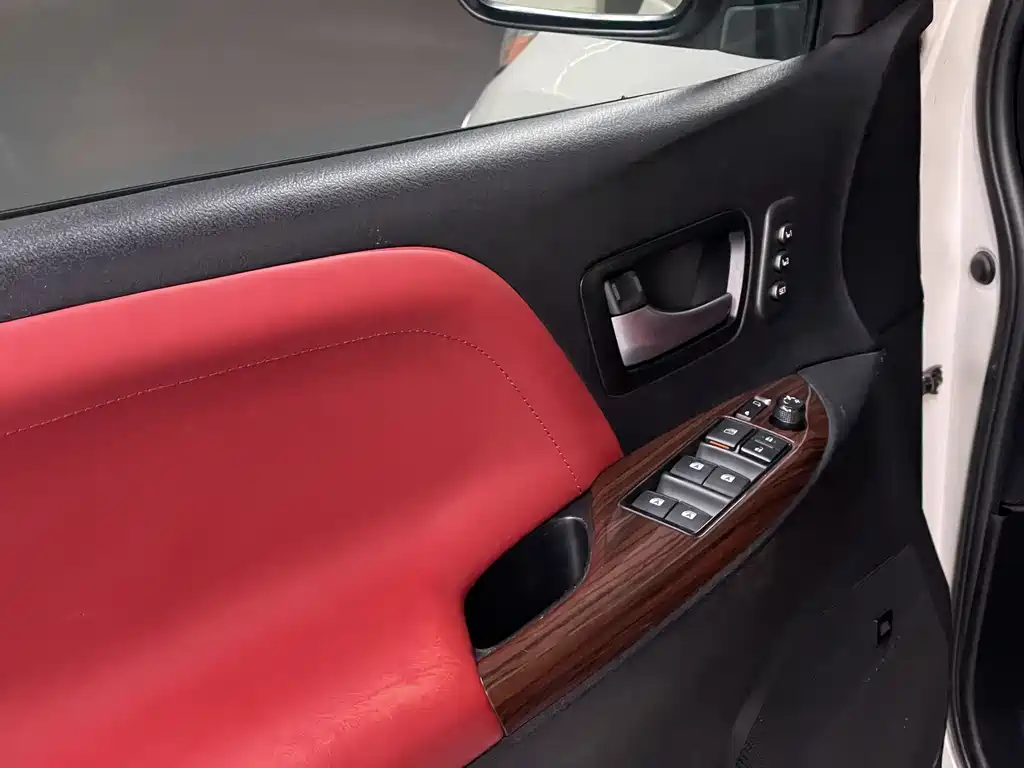 Toyota Sienna 2016 — фото 23