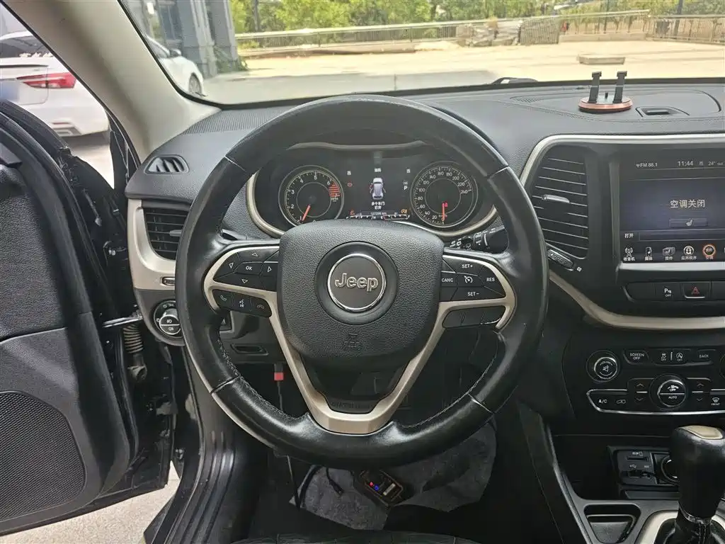 Jeep Cherokee 2018 — фото 11