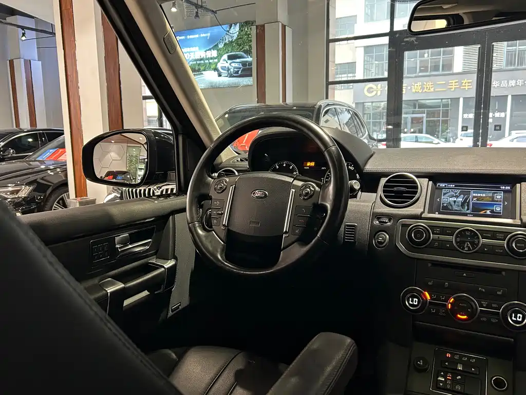 Land Rover Discovery 2017 — фото 24