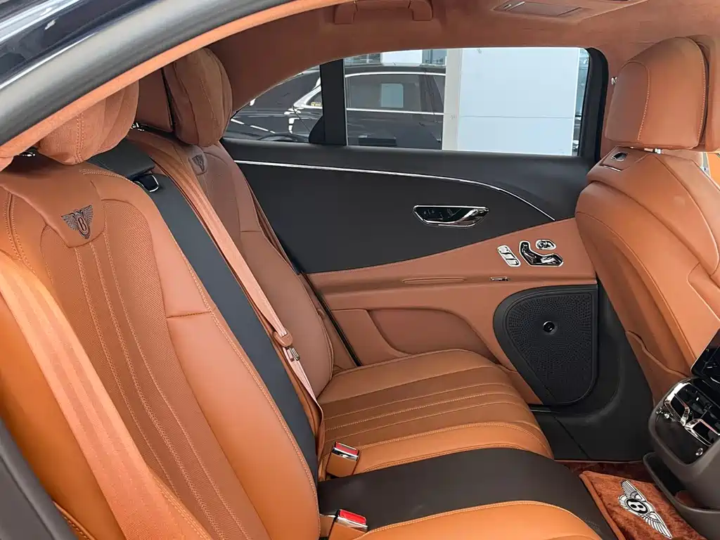 Bentley Flying Spur 2024 — фото 12