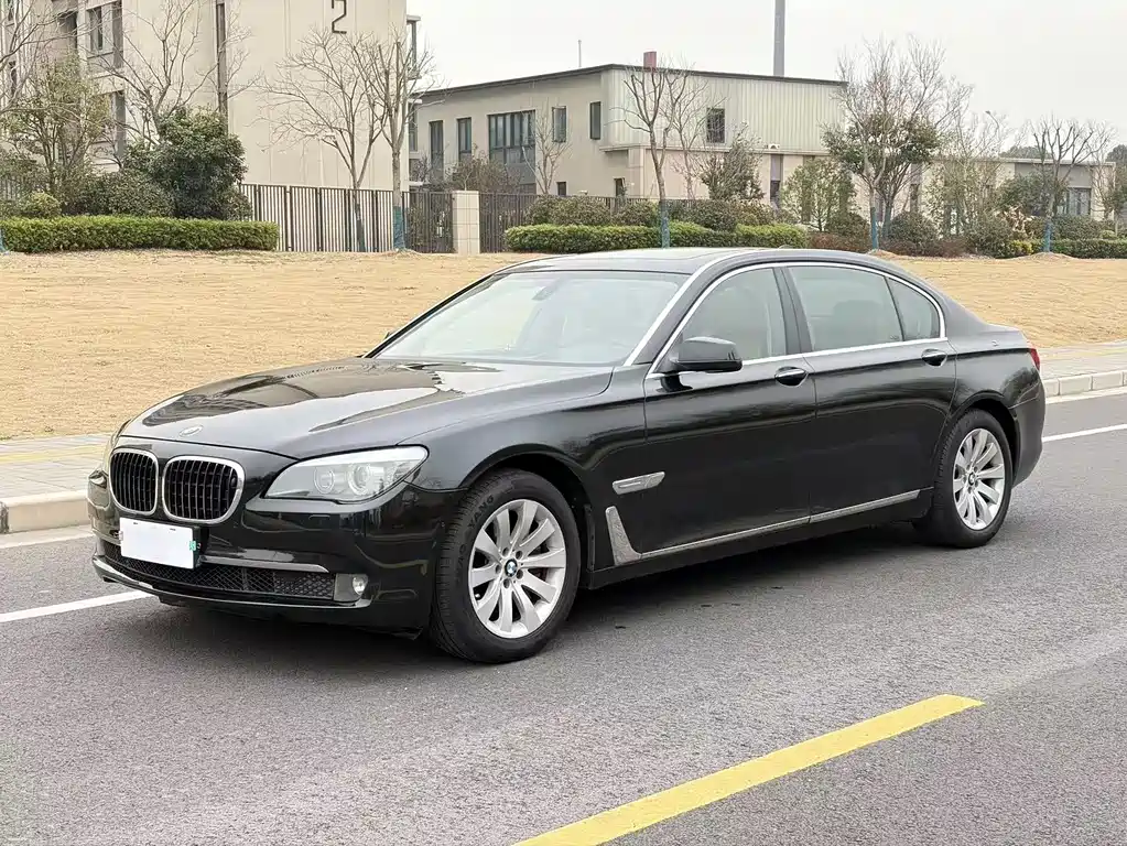BMW 7 Series 2011 — фото 1