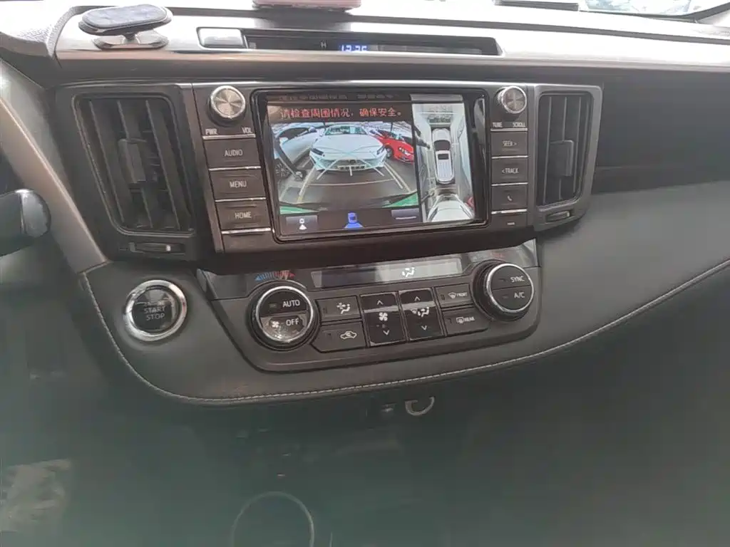 Toyota RAV4 2018 — фото 13