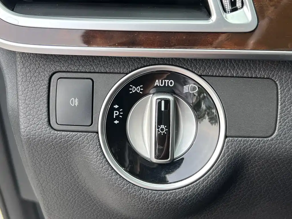 Mercedes-Benz E-Class 2015 — фото 28