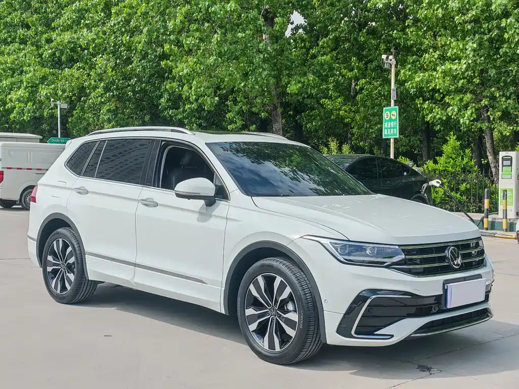 Volkswagen Tiguan L 2024 — фото 2