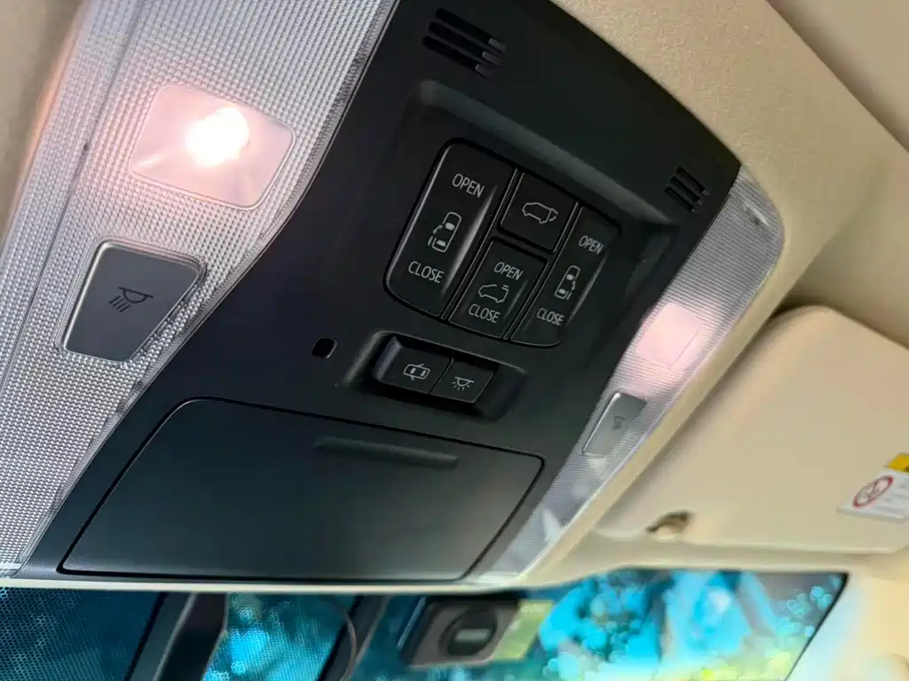 Toyota Alphard 2018 — фото 12