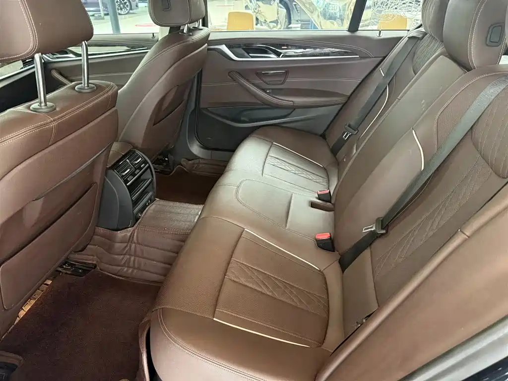 BMW 5 Series 2021 — фото 14