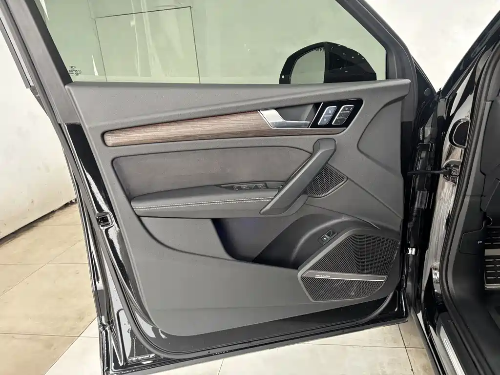 Audi Q5L 2025 — фото 11