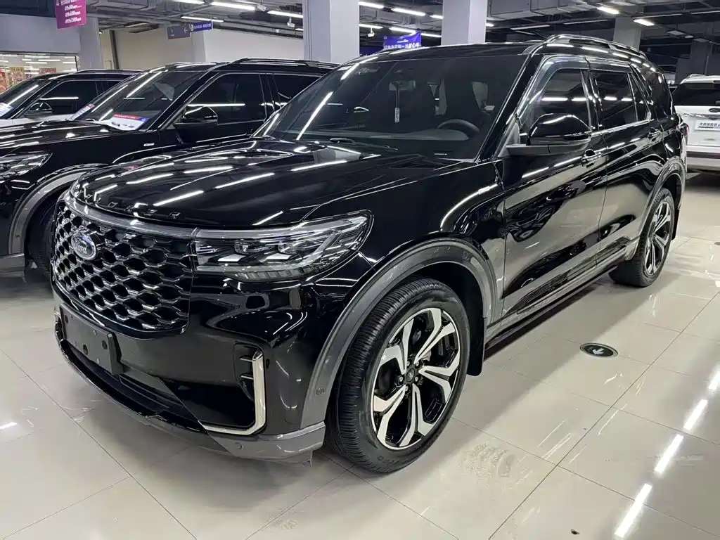 Ford Explorer 2023 — фото 1