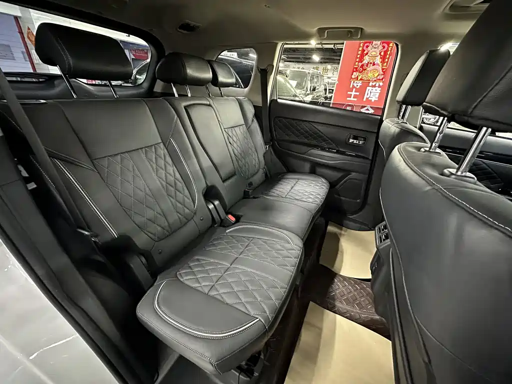 Mitsubishi Outlander 2022 — фото 16
