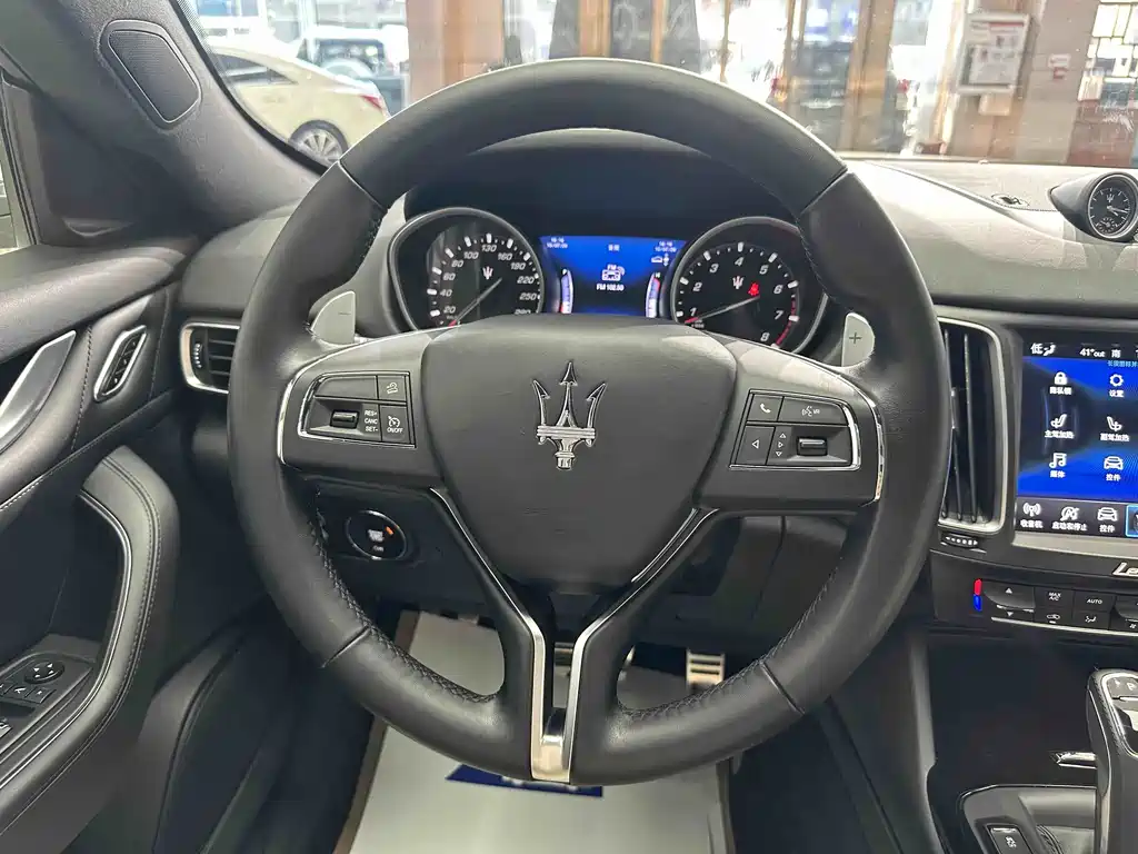 Maserati Levante 2019 — фото 11