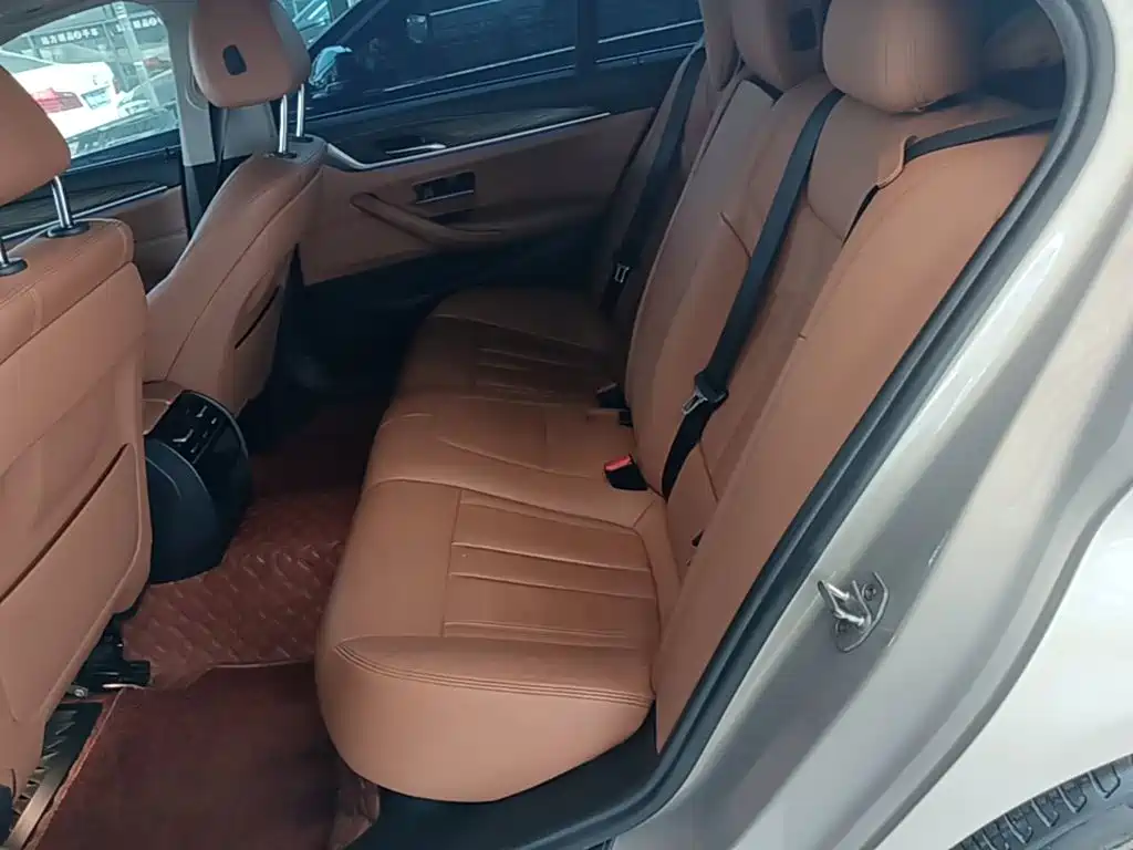 BMW 5 Series 2018 — фото 17