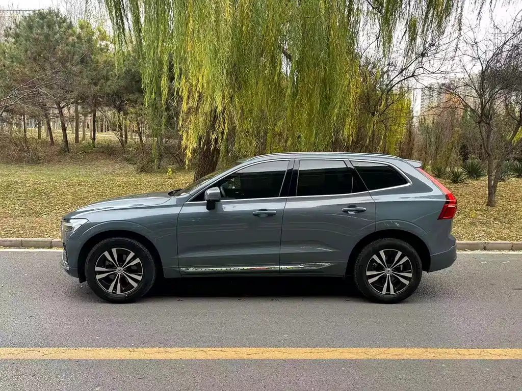 Volvo XC60 2023 — фото 3