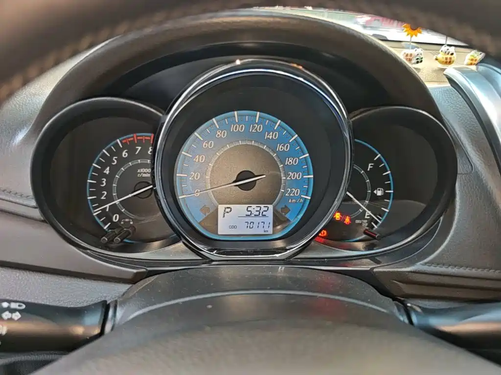 Toyota Yaris L 2016 — фото 12