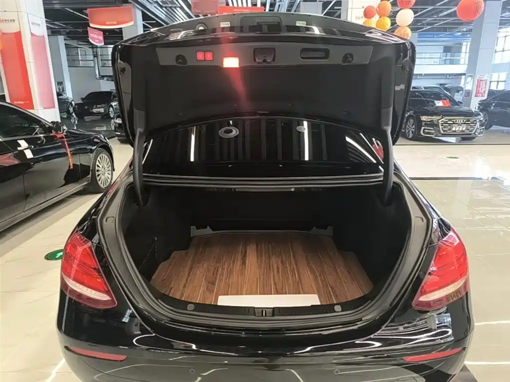 Mercedes-Benz E-Class 2019 — фото 19