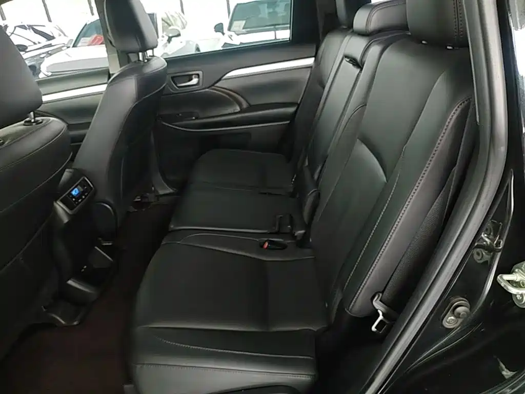 Toyota Highlander 2022 — фото 17