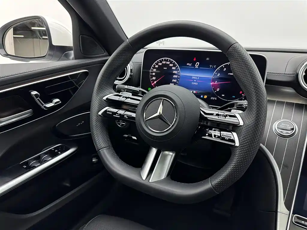 Mercedes-Benz C-Class 2024 — фото 9