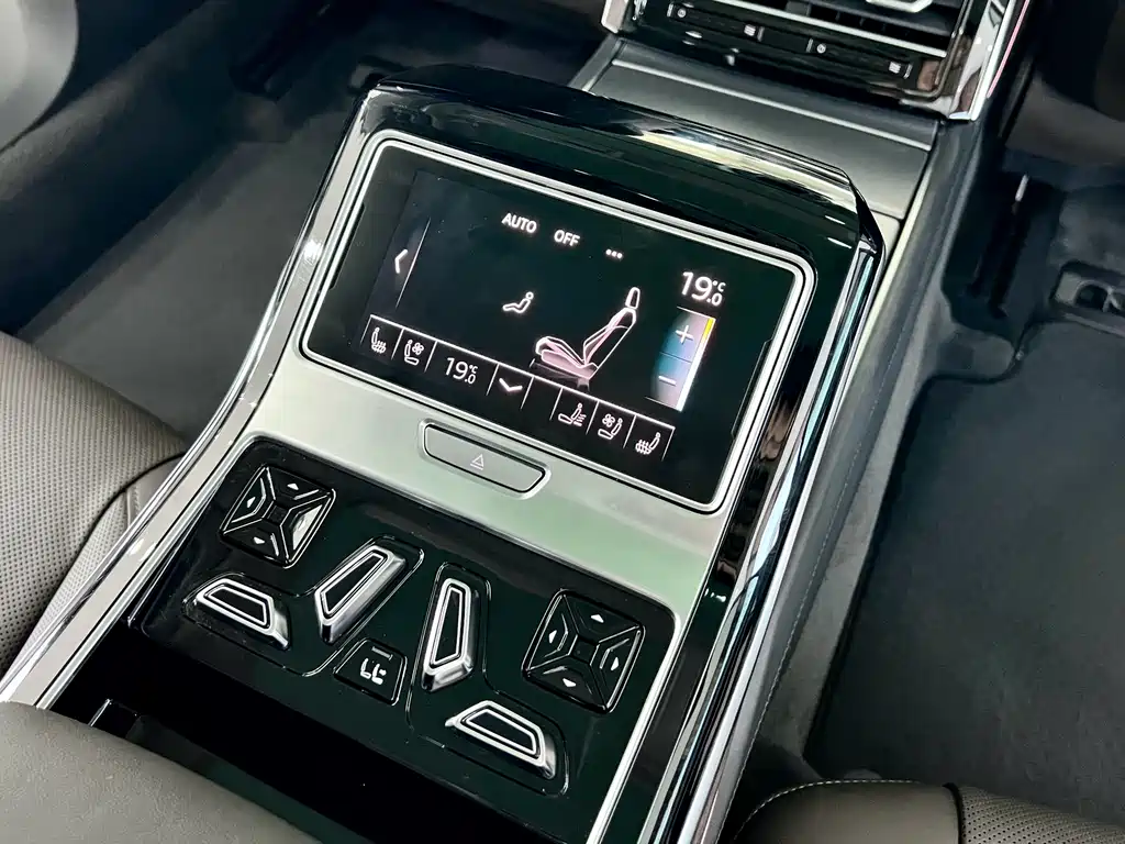 Audi A8 2021 — фото 22