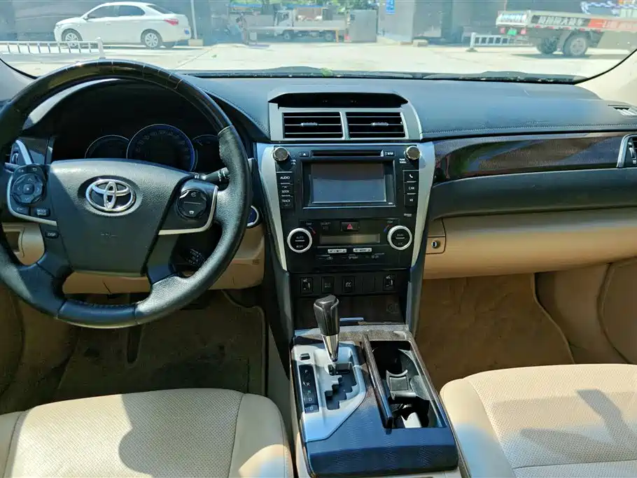 Toyota Camry 2014 — фото 12