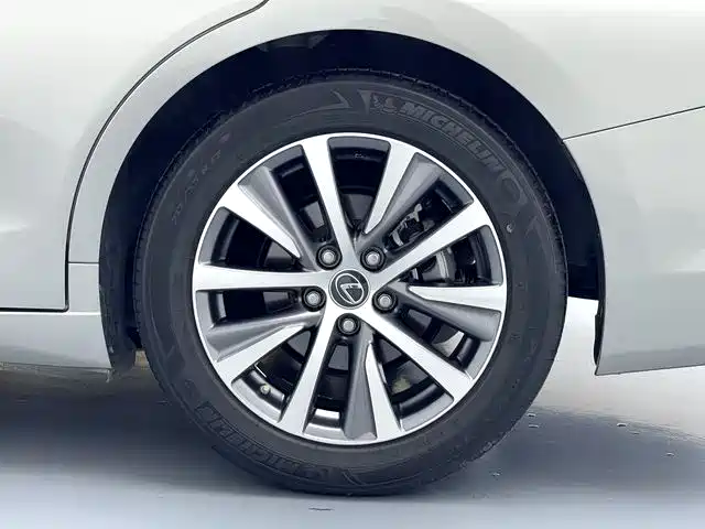 Lexus ES 2019 — фото 16