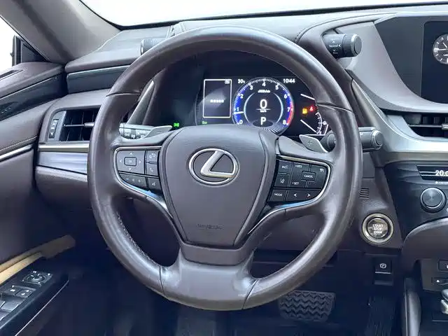 Lexus ES 2019 — фото 11